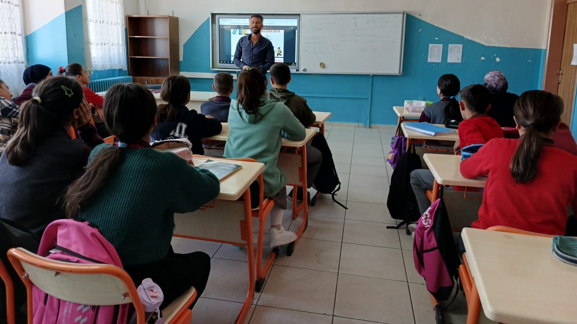 Okulumuz Psikolojik Danışman ve Rehber öğretmeni Ahmet KÖSEOĞLU tarafından 8.sınıflara yönelik LGS tanıtımı gerçekleştirildi.
